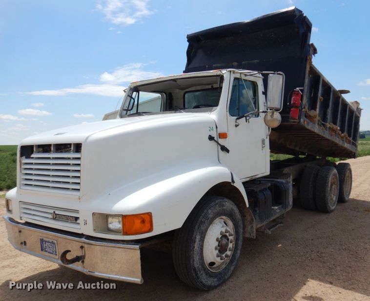 image for item JZ9981 2001 International 2674  dump truck