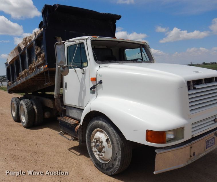 image for item JZ9981 2001 International 2674  dump truck
