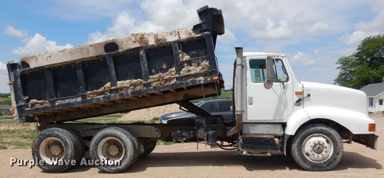image for item JZ9981 2001 International 2674  dump truck
