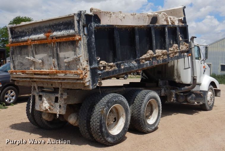 image for item JZ9981 2001 International 2674  dump truck