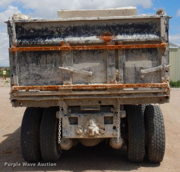 image for item JZ9981 2001 International 2674  dump truck