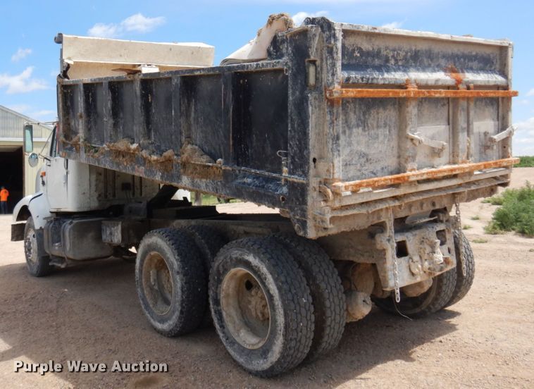 image for item JZ9981 2001 International 2674  dump truck