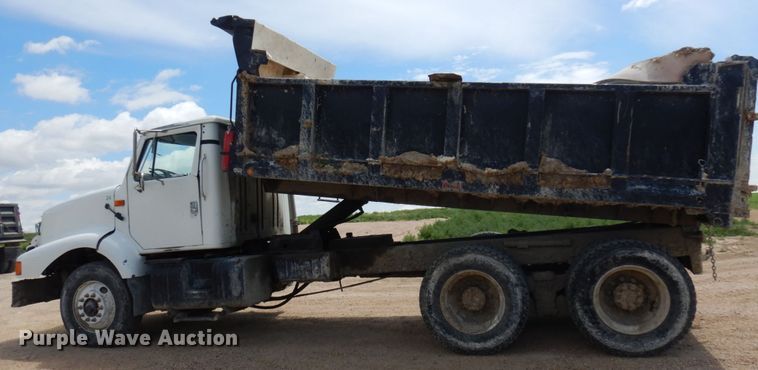 image for item JZ9981 2001 International 2674  dump truck