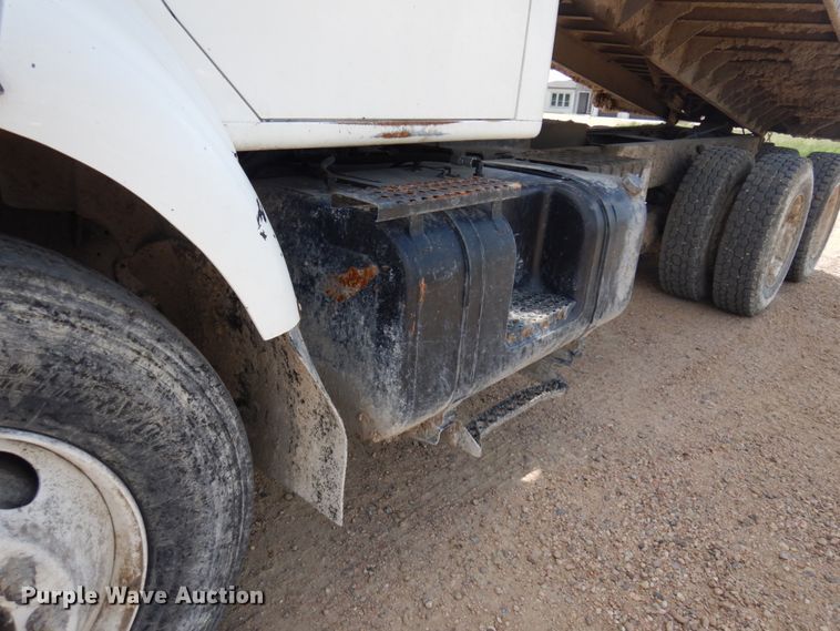 image for item JZ9981 2001 International 2674  dump truck