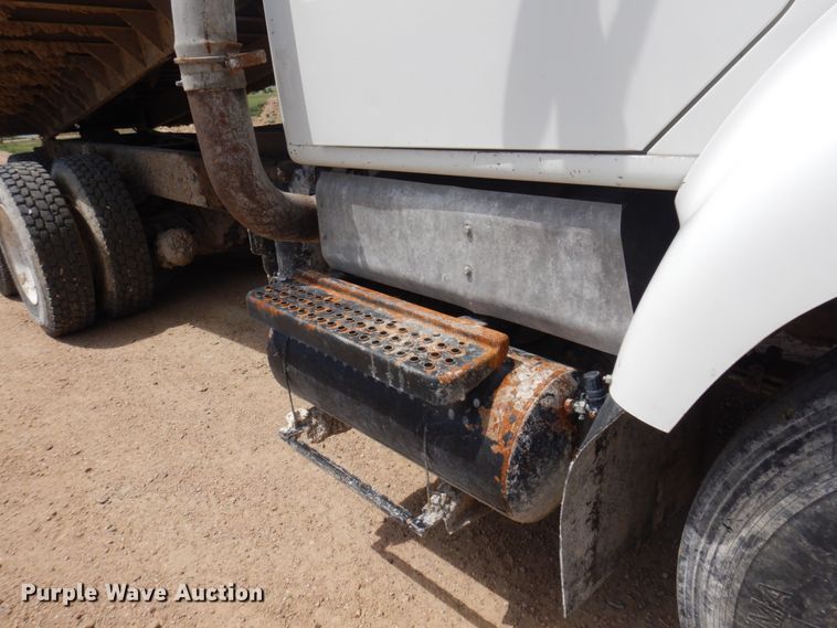 image for item JZ9981 2001 International 2674  dump truck