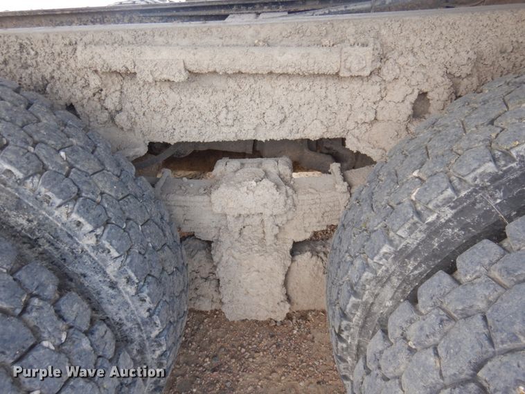 image for item JZ9981 2001 International 2674  dump truck