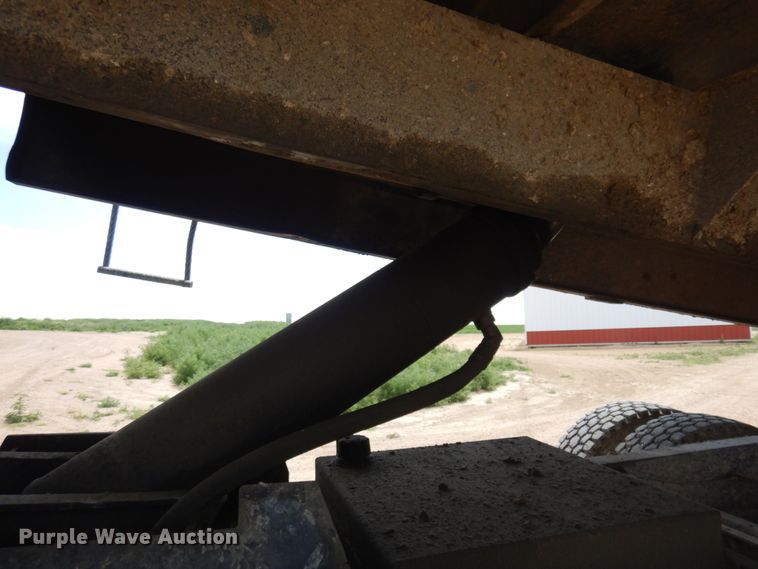 image for item JZ9981 2001 International 2674  dump truck