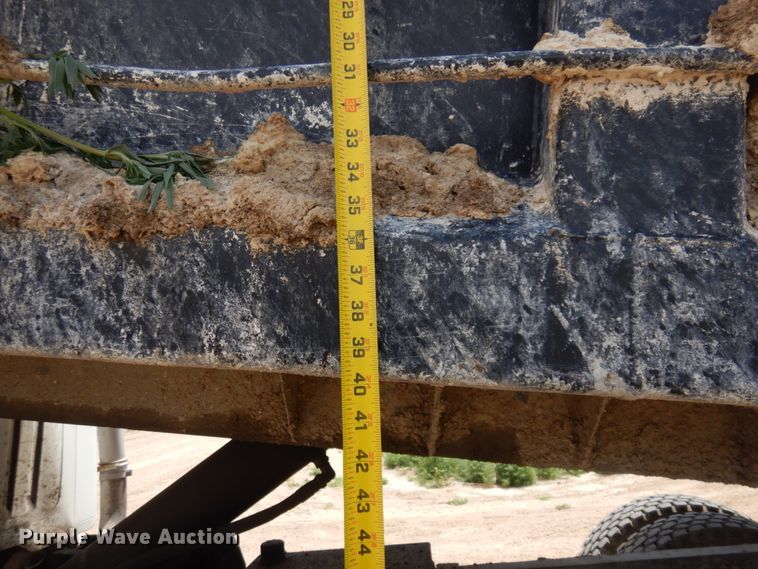 image for item JZ9981 2001 International 2674  dump truck