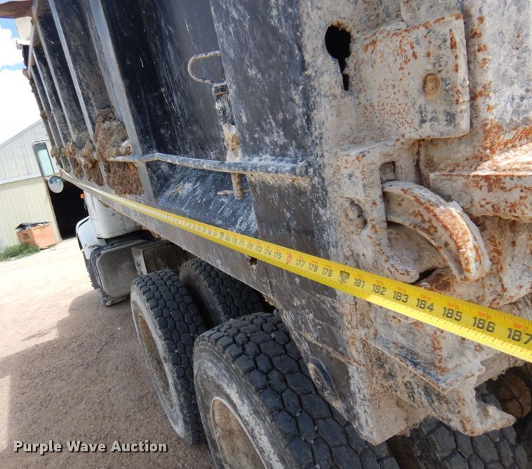 image for item JZ9981 2001 International 2674  dump truck