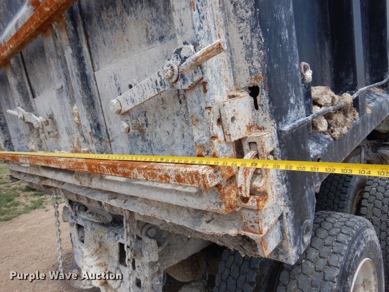 image for item JZ9981 2001 International 2674  dump truck