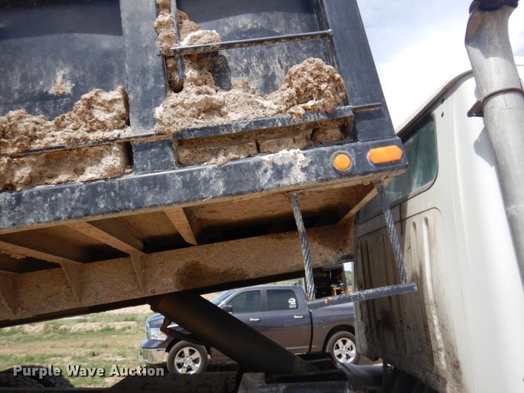 image for item JZ9981 2001 International 2674  dump truck