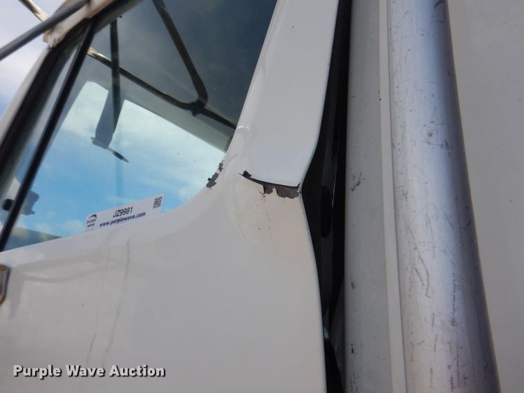 image for item JZ9981 2001 International 2674  dump truck