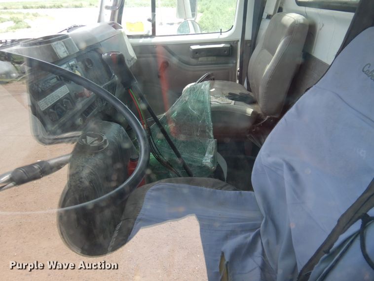 image for item JZ9981 2001 International 2674  dump truck