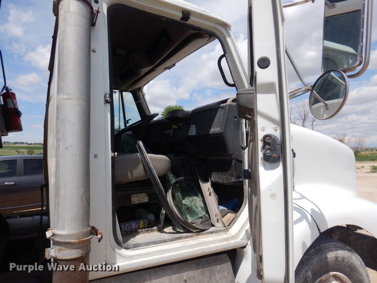 image for item JZ9981 2001 International 2674  dump truck