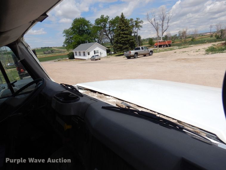 image for item JZ9981 2001 International 2674  dump truck