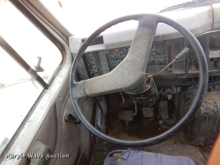 image for item JZ9981 2001 International 2674  dump truck