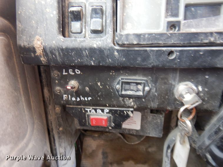 image for item JZ9981 2001 International 2674  dump truck