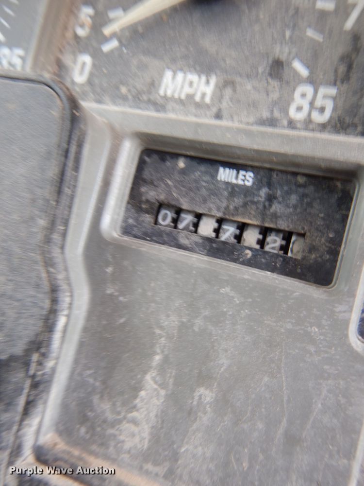 image for item JZ9981 2001 International 2674  dump truck