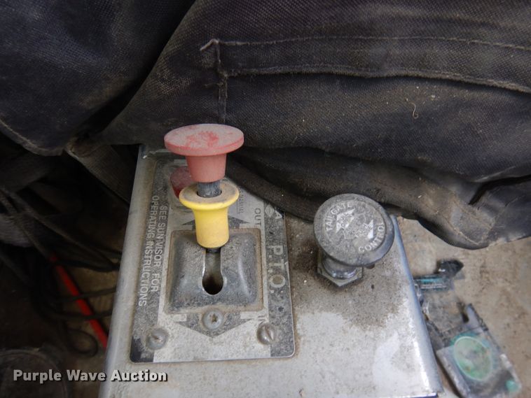 image for item JZ9981 2001 International 2674  dump truck