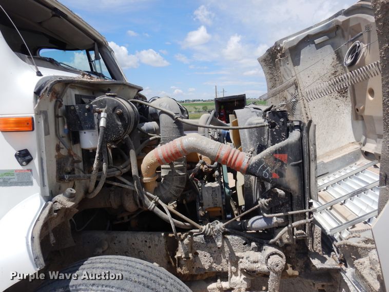 image for item JZ9981 2001 International 2674  dump truck