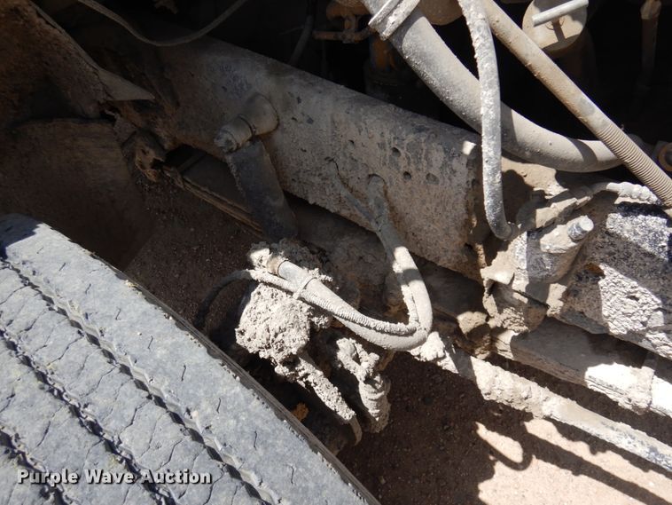 image for item JZ9981 2001 International 2674  dump truck