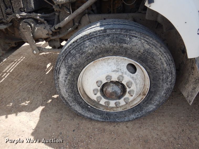 image for item JZ9981 2001 International 2674  dump truck