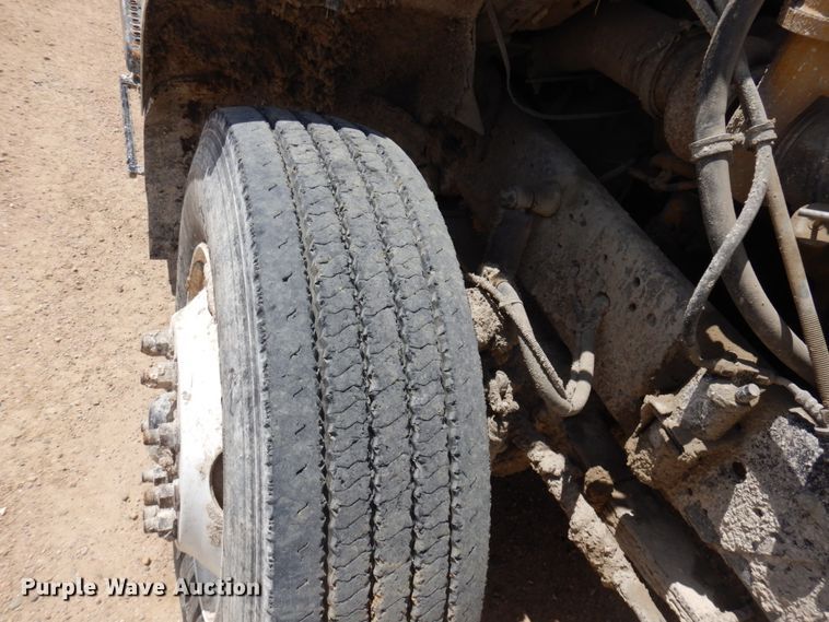 image for item JZ9981 2001 International 2674  dump truck