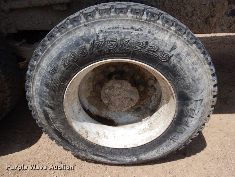 image for item JZ9981 2001 International 2674  dump truck