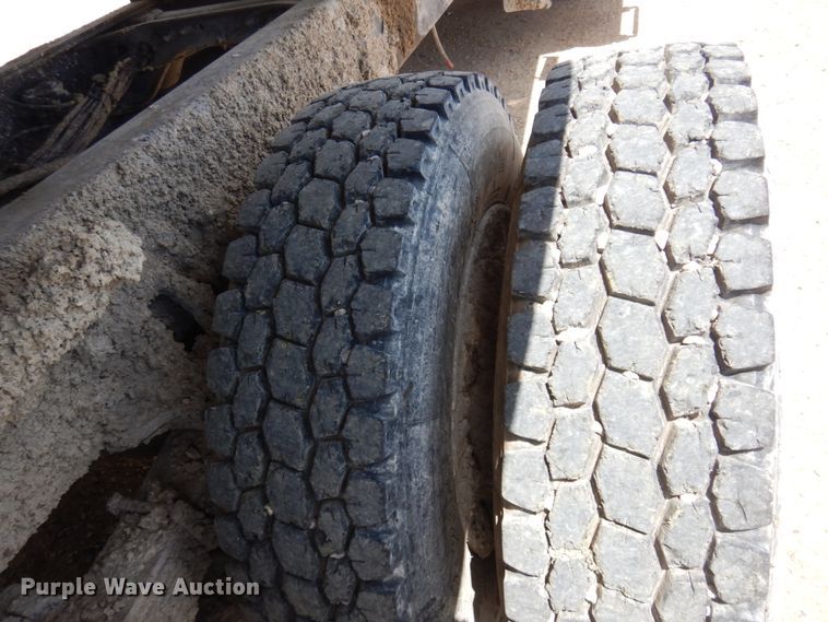 image for item JZ9981 2001 International 2674  dump truck