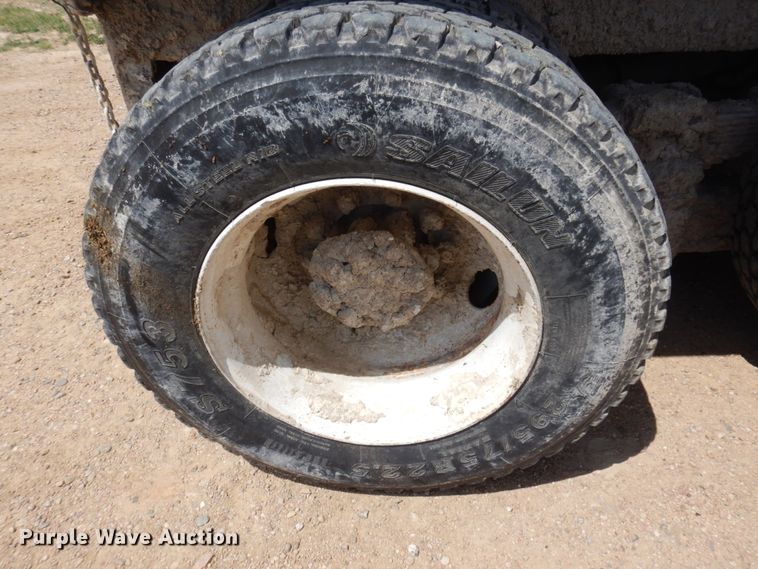 image for item JZ9981 2001 International 2674  dump truck