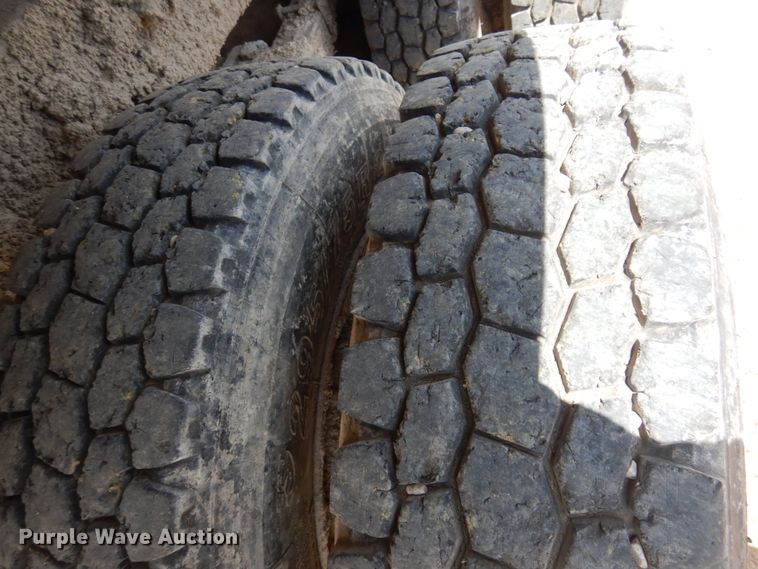 image for item JZ9981 2001 International 2674  dump truck