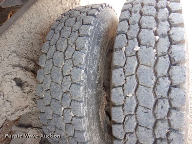 image for item JZ9981 2001 International 2674  dump truck