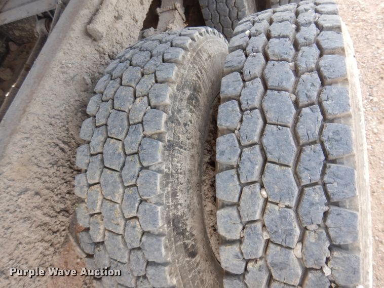 image for item JZ9981 2001 International 2674  dump truck