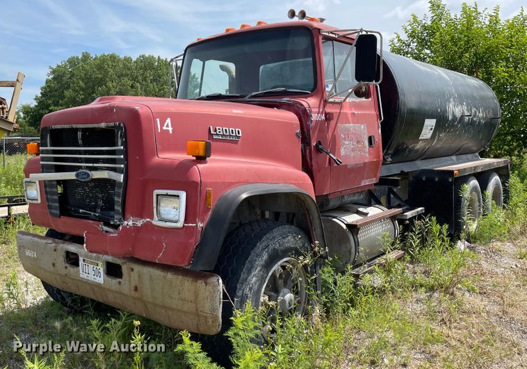 image for item KU9571 1992 Ford LT8000  water truck