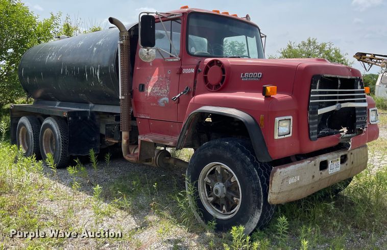 image for item KU9571 1992 Ford LT8000  water truck