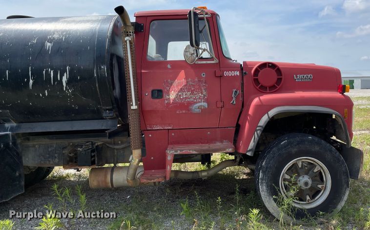image for item KU9571 1992 Ford LT8000  water truck