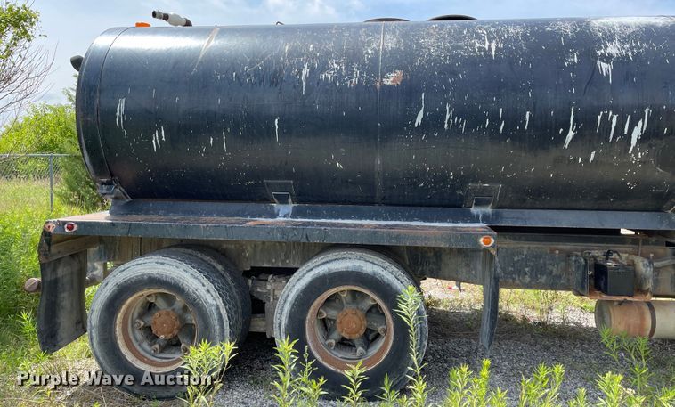 image for item KU9571 1992 Ford LT8000  water truck