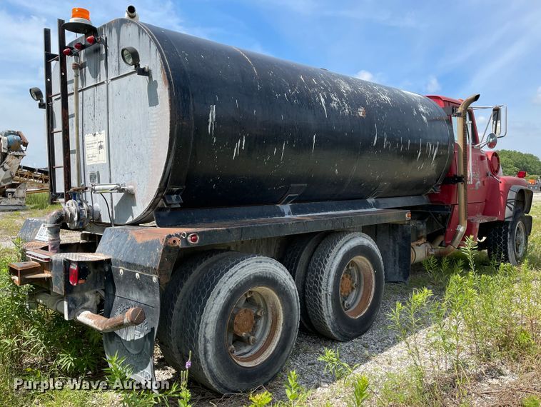 image for item KU9571 1992 Ford LT8000  water truck