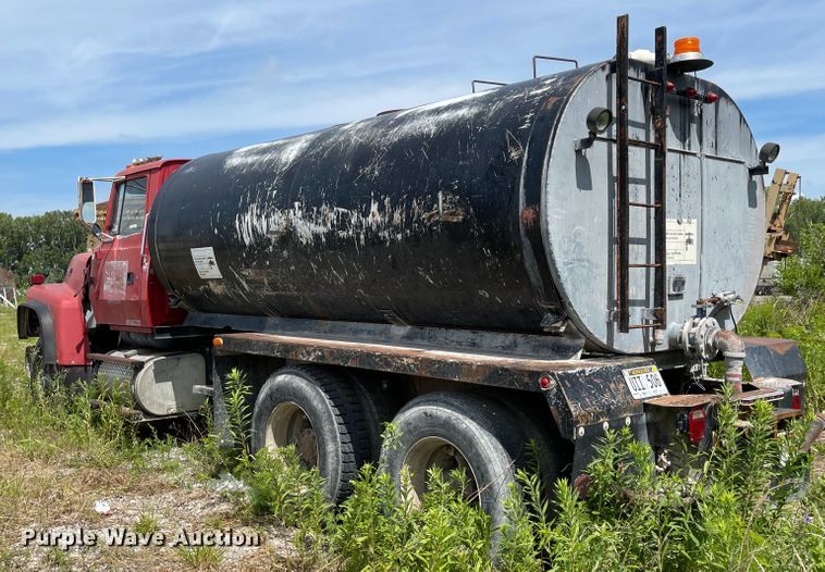 image for item KU9571 1992 Ford LT8000  water truck