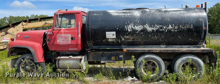 image for item KU9571 1992 Ford LT8000  water truck