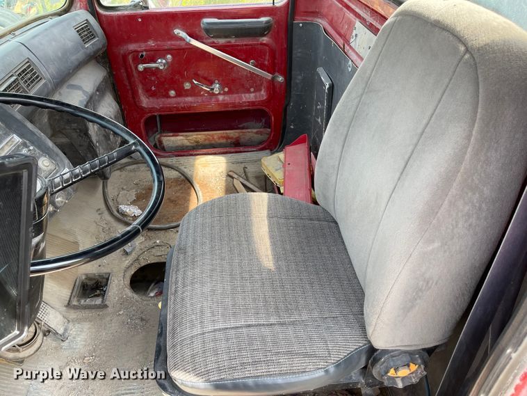 image for item KU9571 1992 Ford LT8000  water truck