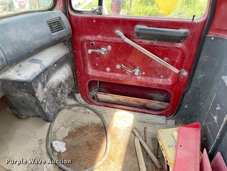 image for item KU9571 1992 Ford LT8000  water truck