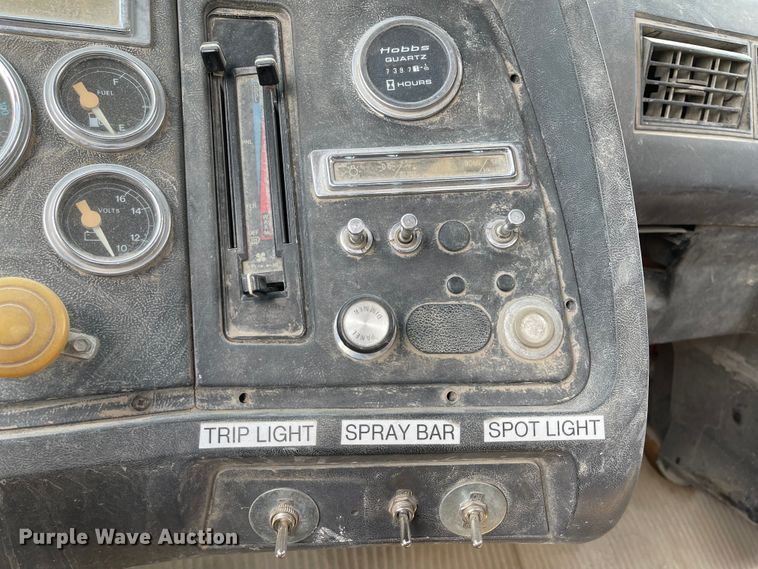 image for item KU9571 1992 Ford LT8000  water truck