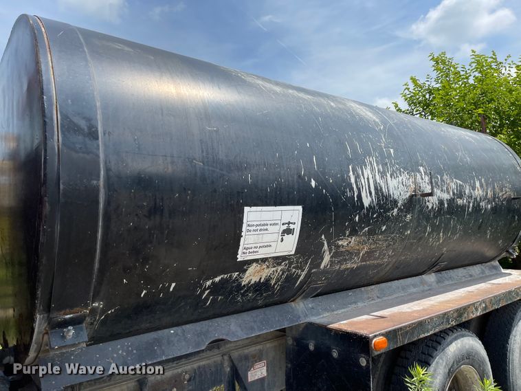 image for item KU9571 1992 Ford LT8000  water truck