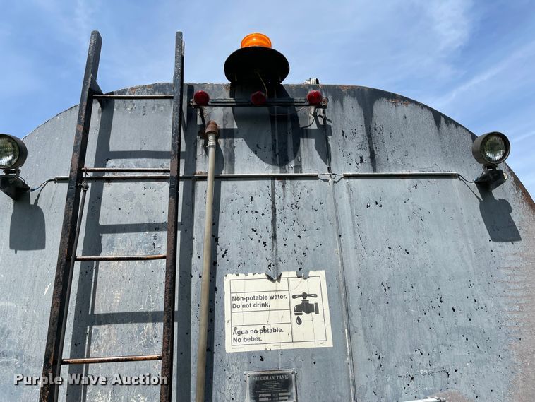 image for item KU9571 1992 Ford LT8000  water truck