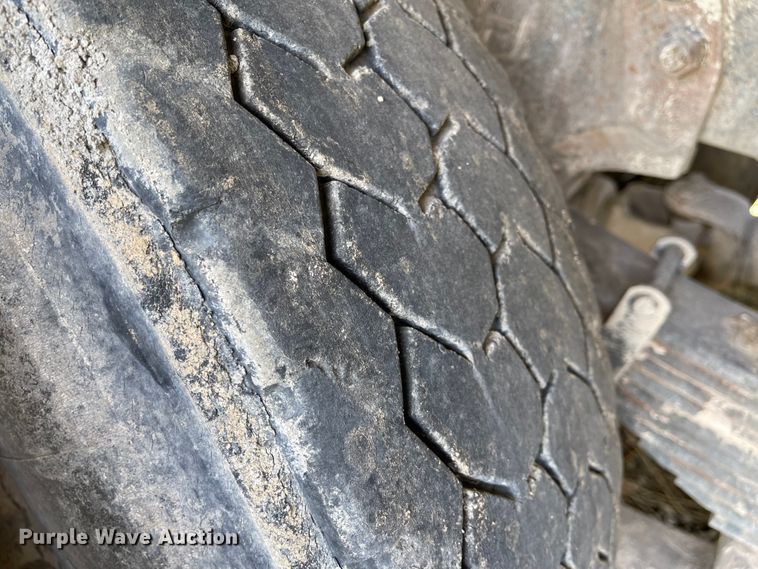 image for item KU9571 1992 Ford LT8000  water truck