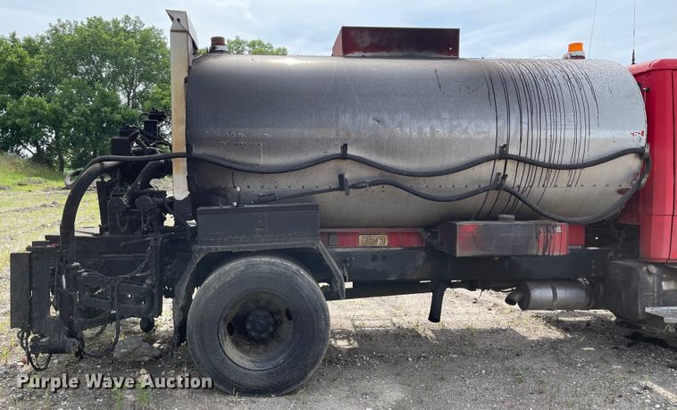 image for item KU9577 1999 Freightliner FL70  oil distributor truck