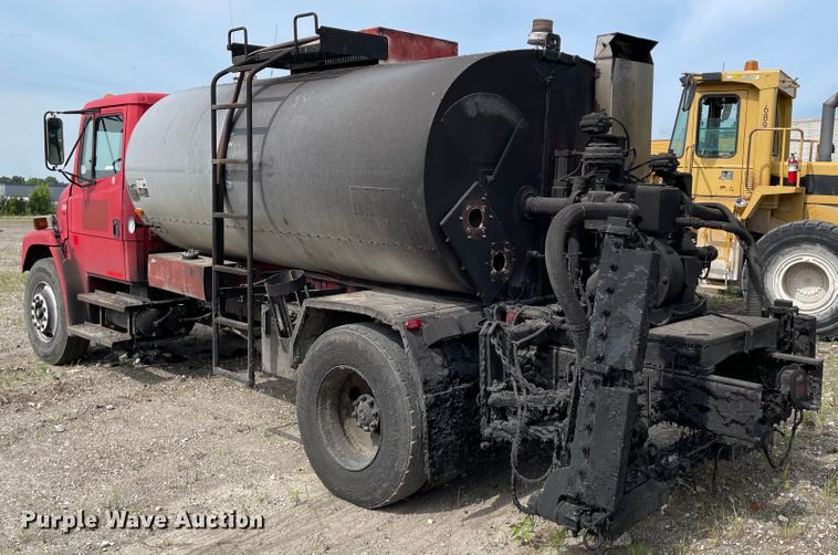 image for item KU9577 1999 Freightliner FL70  oil distributor truck