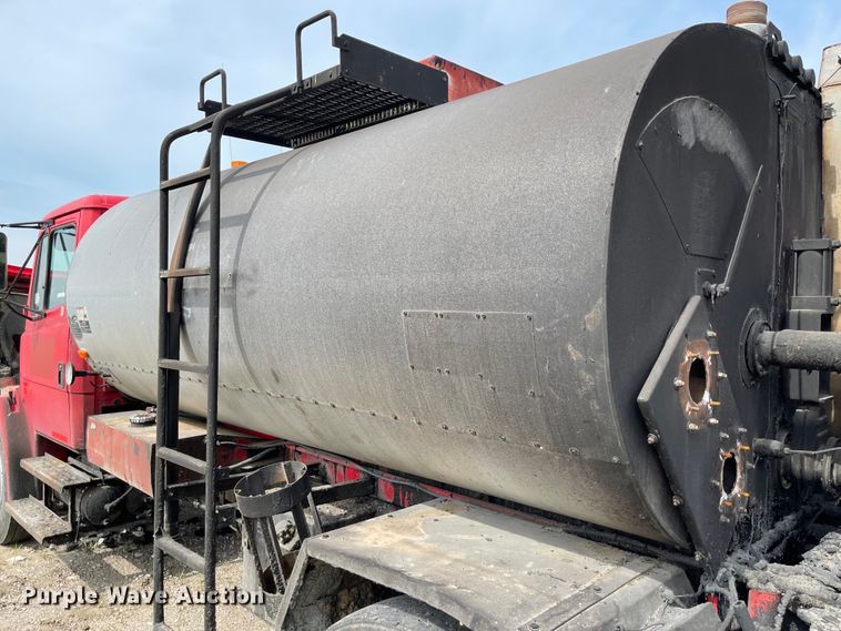 image for item KU9577 1999 Freightliner FL70  oil distributor truck