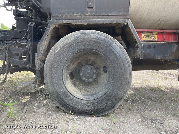 image for item KU9577 1999 Freightliner FL70  oil distributor truck